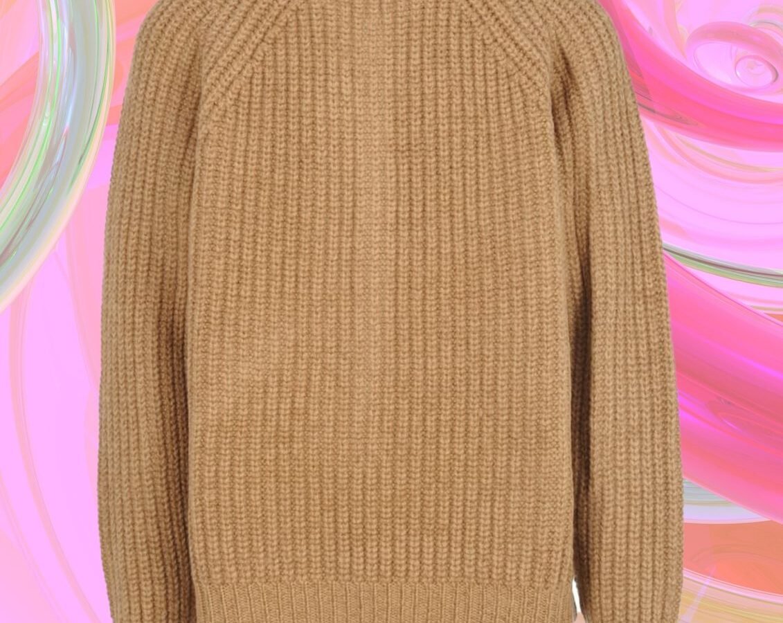 How to Choose the Ultimate Travel Sweater: 7 Tips for Cozy, Stylish Journeys